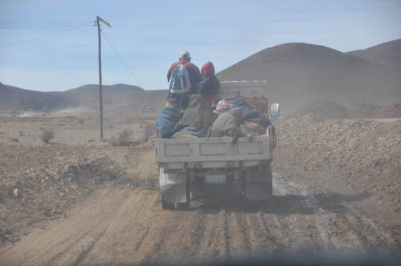Transporte por caminhão, muito comum na Bolívia (na viagem entre Potosí e Tarija)